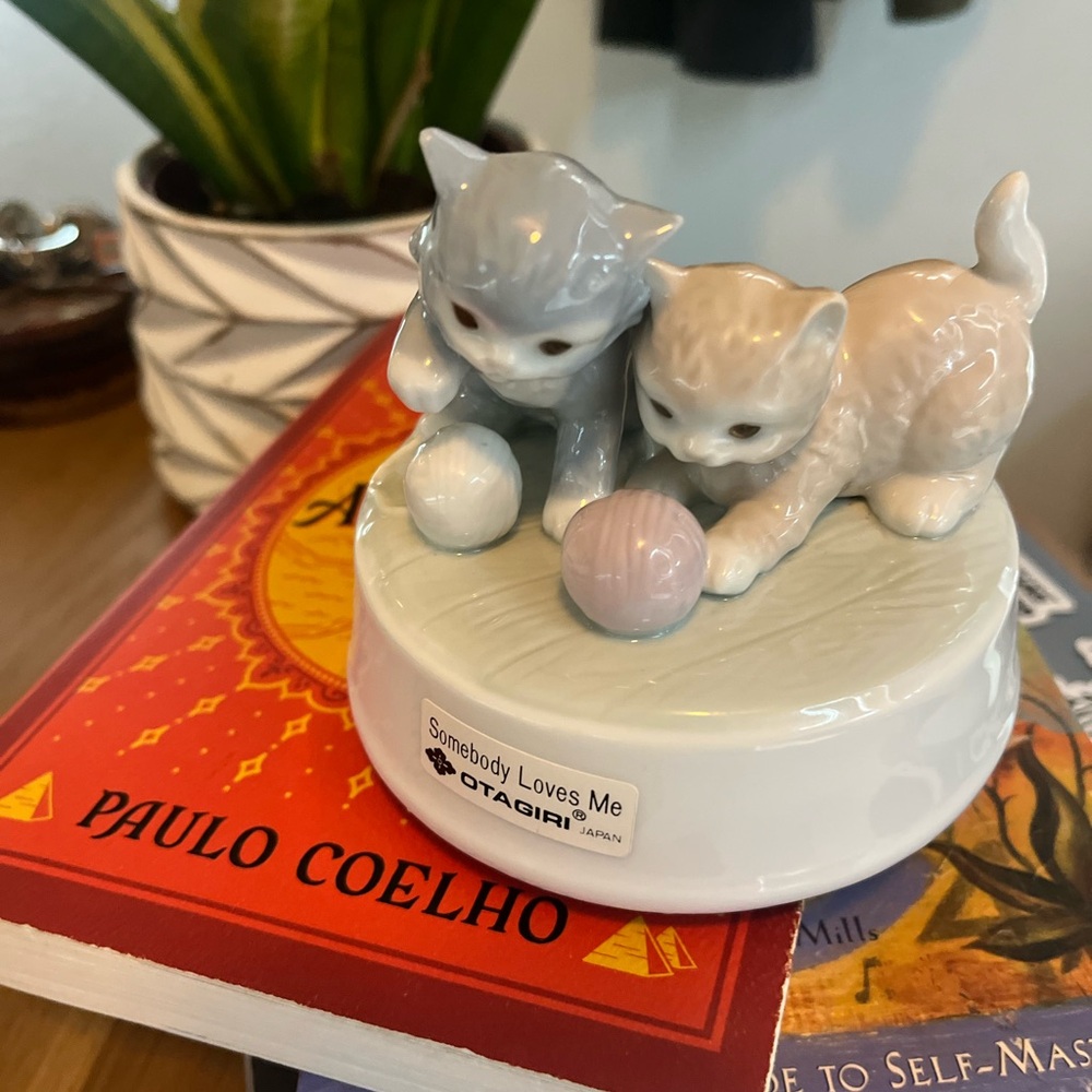 Otagiri Ceramic Cat Figurine with Yarn Balls